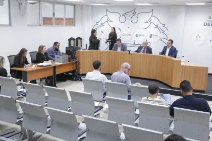 CCJR aprova redação final de projeto que proíbe celulares em sala de aula Colegiado analisou 28 matérias em reunião ordinária nesta terça (26)