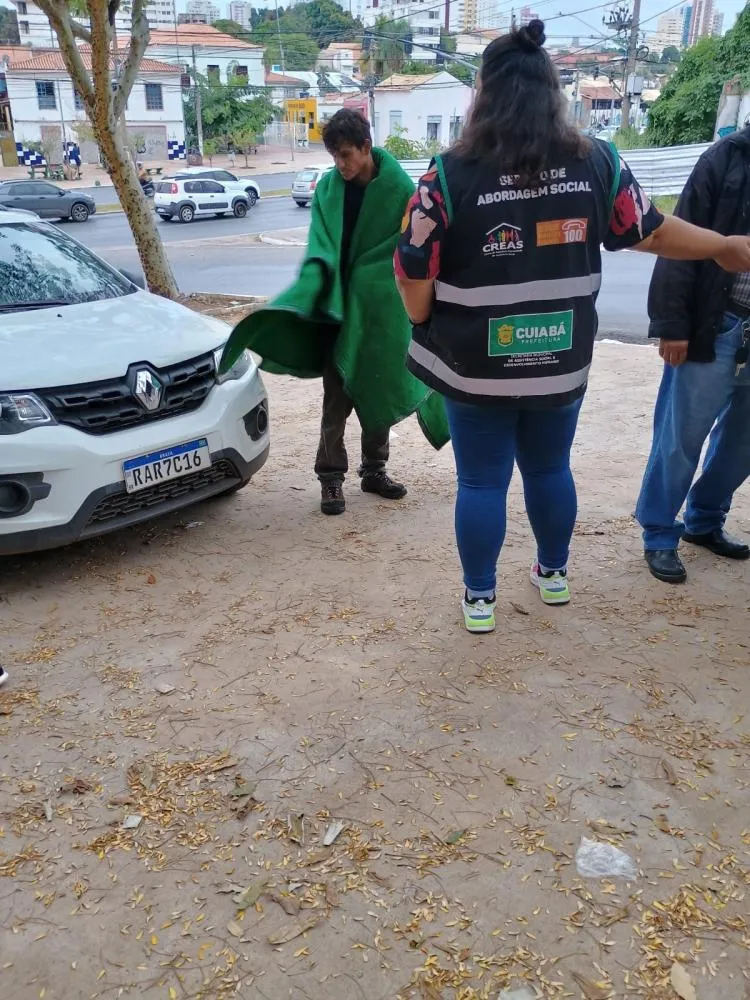 Campanha Aquece Cuiabá-Assistência Social distribui mais 100 cobertores à população em situação de rua com a chegada de nova frente fria