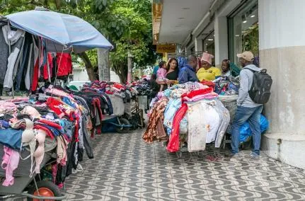 Câmara de Dirigentes Lojistas protola pedido para saída dos ambulantes