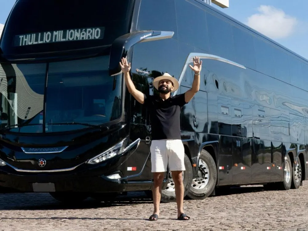 Cantor do “Casca de Bala” investe milhões em ônibus para rodar o Brasil Thullio Milionário investiu cerca de R$ 2,7 milhões em veículo para acomodar sua equipe