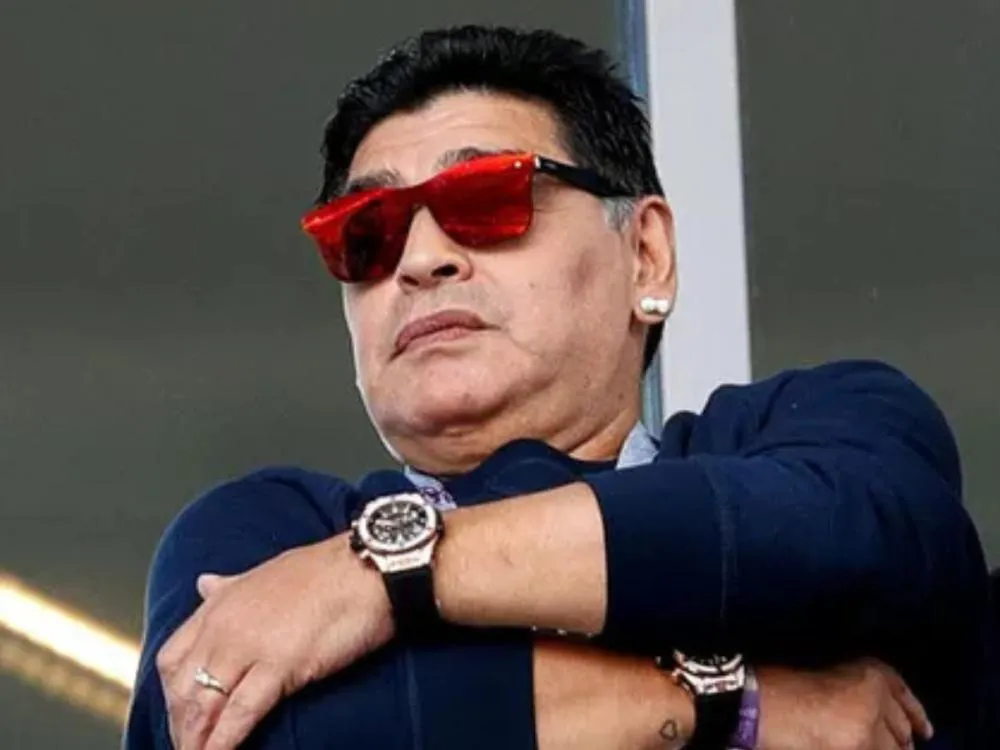 Psicóloga de Maradona é investigada por suposta relação sexual com o ex-jogador Conversas de WhatsApp reveladas pelo tribunal levantam acusações contra Agustina Cosachov, que nega envolvimento com o ídolo argentino