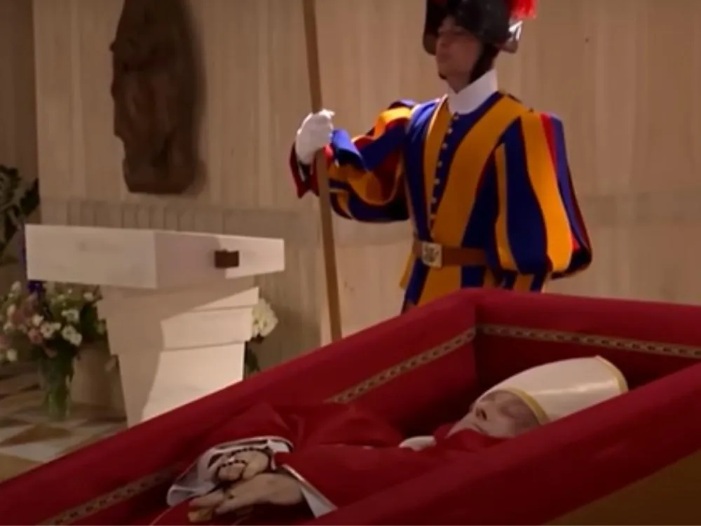 Vaticano divulga imagens do corpo do Papa Francisco no caixão Vários chefes de Estados e de governo anunciaram a ida ao país para prestarem as últimas homenagens a Francisco