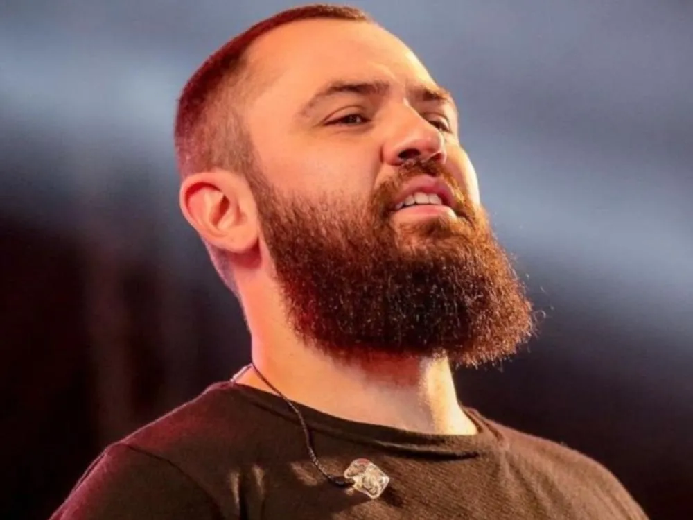 Mateus, dupla com Jorge, passa por nova cirurgia no joelho para conter infecção O cantor realizou uma cirurgia de emergência há duas semanas e está afastado dos palcos desde o fim de abril