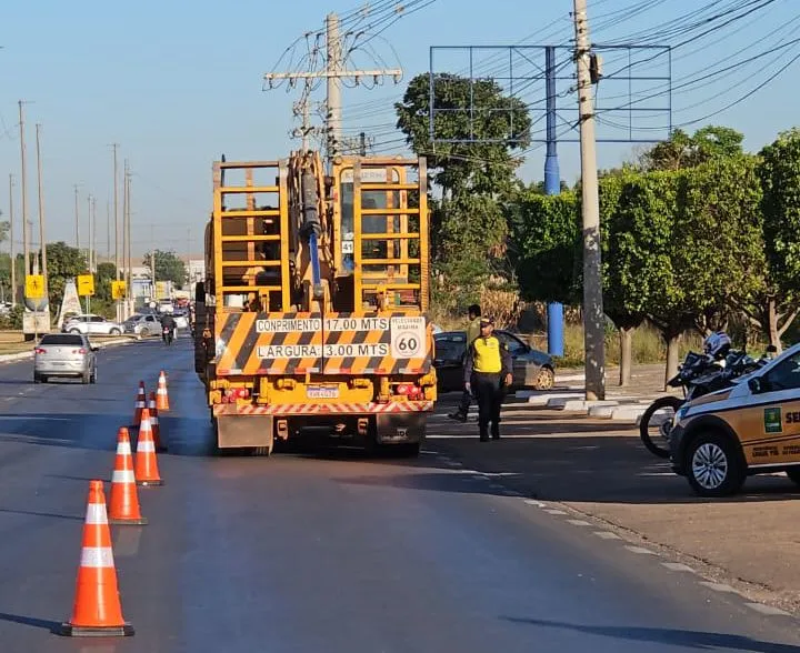 Operação Carga Pesada fiscaliza 32 caminhões em tráfego irregular por avenidas de Cuiabá 