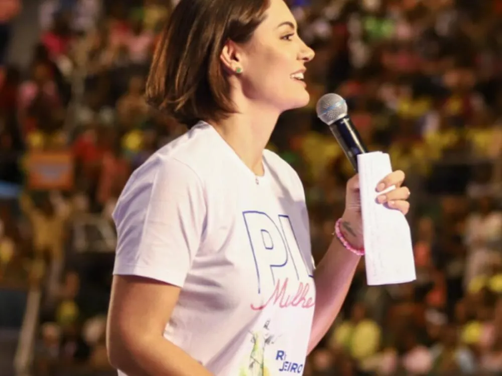 Michelle Bolsonaro sofre derrota na Justiça em processo contra influenciadora Ex-primeira-dama havia pedido a retirada urgente de vídeo com ofensas, mas juíza negou
