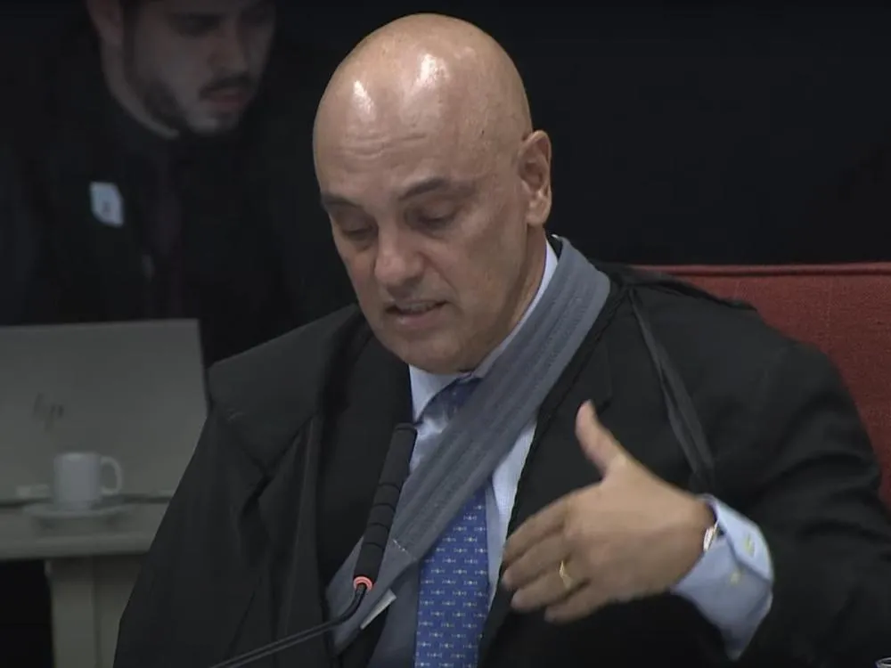 Moraes aponta nova tentativa de Eduardo Bolsonaro de interferir em processo contra o pai Ministro do STF diz que publicação do deputado tenta influenciar andamento da ação penal que acusa Jair Bolsonaro de tentativa de golpe