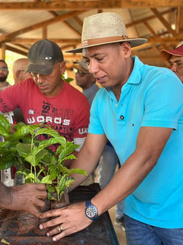 COMUNIDADE SANGRADOURO Juca do Guaraná entrega mil mudas de café a pequenos produtores em Santo Antônio de Leverger