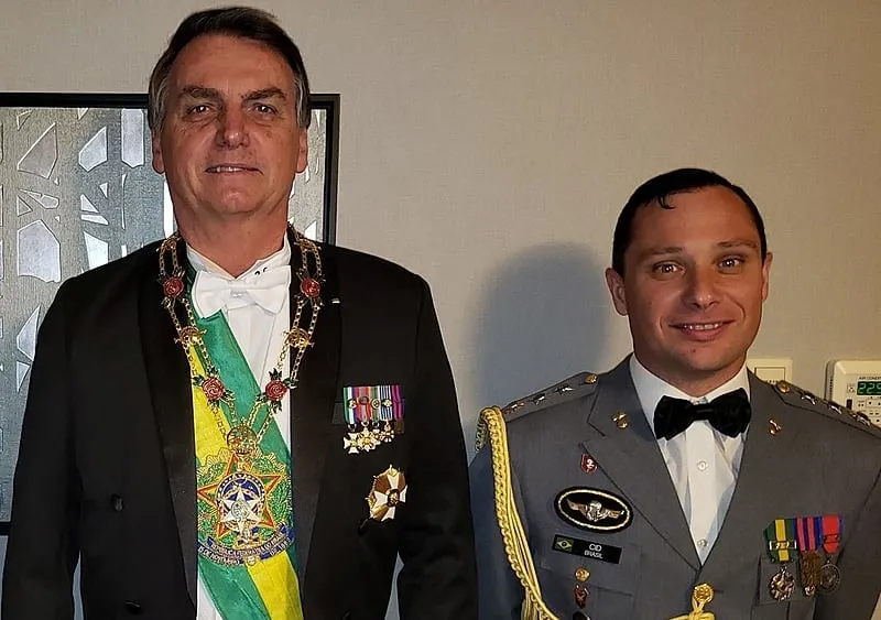 Defesa de Bolsonaro questiona delação de Mauro Cid: “Não é confiável” Vilardi afirma que Bolsonaro não teve participação em golpes e questiona a credibilidade do delator Mauro Cid