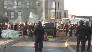 França enfrenta onda de protestos em meio a crise política; entenda Manifestantes pediram a renúncia do presidente Emmanuel Macron durante os atos