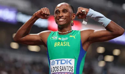 Mundial: Alison dos Santos avança à final dos 400 metros com barreiras Com tempo de 48s16, brasileiro terminou bateria da semifinal em segundo e se classificou à decisão de forma direta
