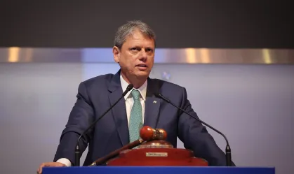 Atlas: 46,3% acreditam que Bolsonaro deveria ter Tarcísio como candidato Foram entrevistados 7.291 brasileiros, entre os dias 10 e 14 de setembro; margem de erro é de 1 ponto percentual, para mais ou para menos