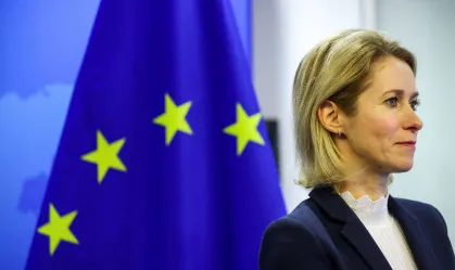 Comissão Europeia anuncia 19º pacote de sanções contra Rússia Medidas contra esquemas russos visam novas embarcações como frota paralela e facilitadoras, e proibição do resseguro de embarcações listadas