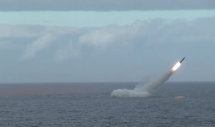 Submarinos nucleares da Rússia lançam mísseis em exercícios navais Manobras tiveram como objetivo ensaiar a defesa das “comunicações marítimas”, segundo o Ministério da Defesa do país