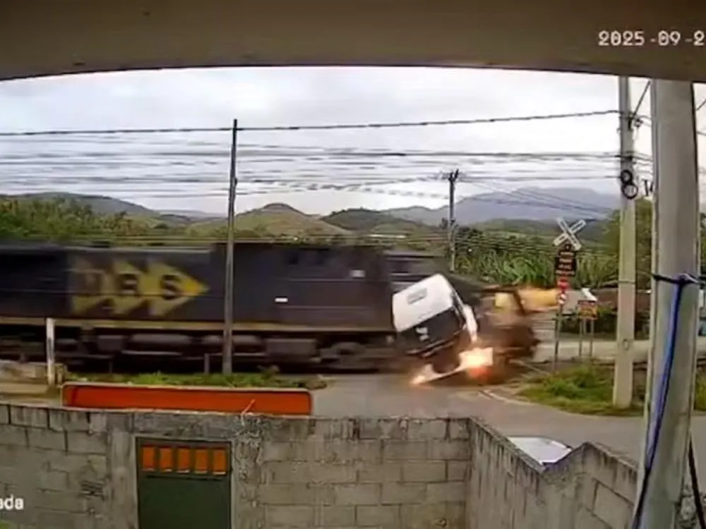 Caminhão é atingido por trem ao cruzar linha férrea em Vassouras, interior do Rio Veículo foi arrastado por cerca de 50 metros após colisão; dois homens ficaram feridos, receberam atendimento médico e já tiveram alta hospitalar