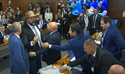 Discussão entre Zé Trovão e advogado de “Careca do INSS” suspende sessão Confusão começou quando o relator da comissão, deputado Alfredo Gaspar (União-AL), disse que o empresário Antônio Carlos Camilo Antunes era o “autor do maior roubo aos aposentados e pensionistas”