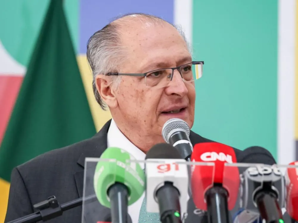 Alckmin diz que governo está “otimista” para conversa entre Lula e Trump Reunião entre Lula e Trump foi sugerida pelo presidente norte-americano, mas ainda não tem data e local definidos