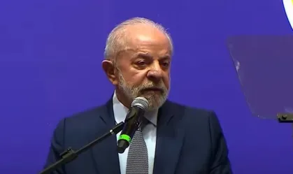 Lula exalta papel da mulher e diz que levará Janja para encontro com Trump Primeira-dama fez sinal negativo com a mão, ao que presidente respondeu: “Eu quero que ele [Trump] veja”