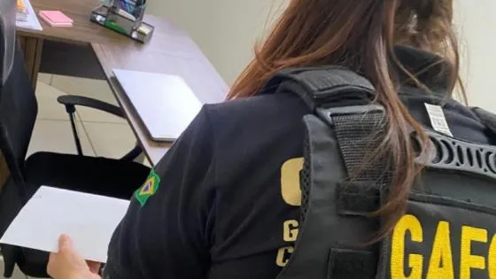 Advogada de MT é presa por atuar como “pombo-correio” de facção Ela teria transmitido mensagens e orientações da liderança criminosa para integrantes em liberdade