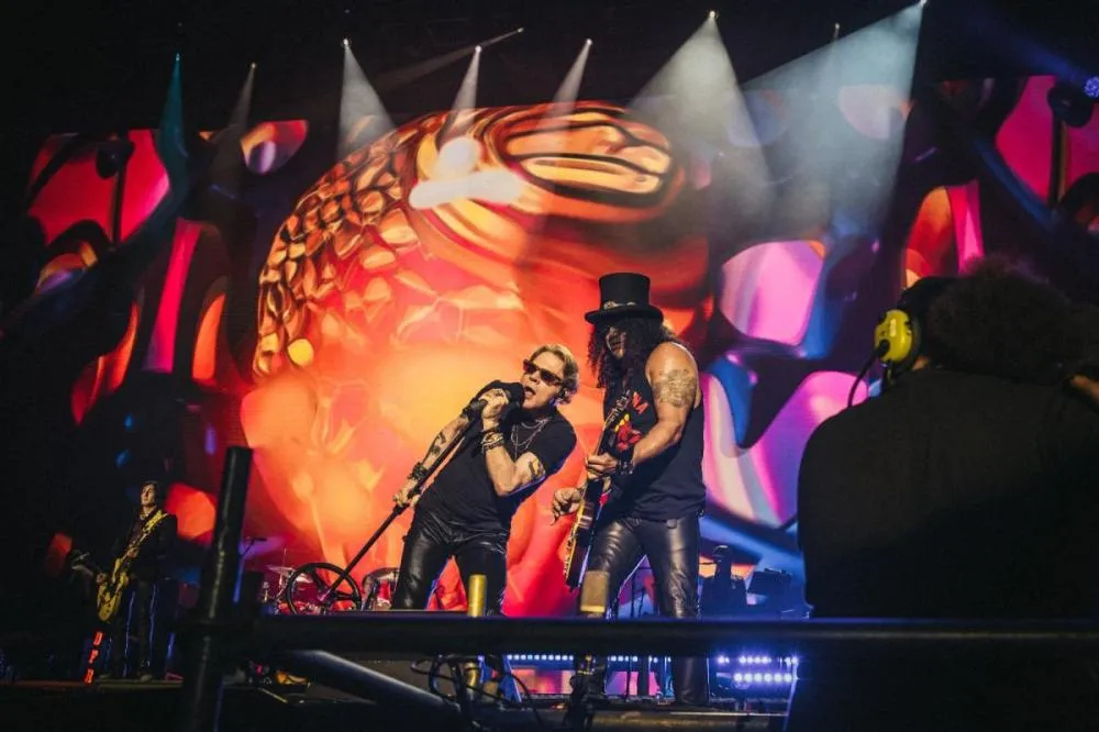 Palco do show do Guns começa a ser montado na Arena Pantanal