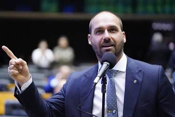 Câmara acelera cassação de Eduardo Bolsonaro por faltas Hugo Motta aciona processo de cassação contra Eduardo Bolsonaro