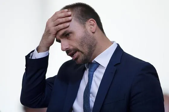Após perder o mandato, PF determina volta de Eduardo Bolsonaro ao cargo Ato da PF encerra autorização para afastamento e exige retorno ao cargo no Rio de Janeiro