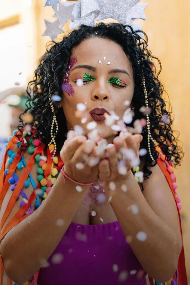 Grito de Carnaval, oficina de pulseiras e música ao vivo em shopping da capital