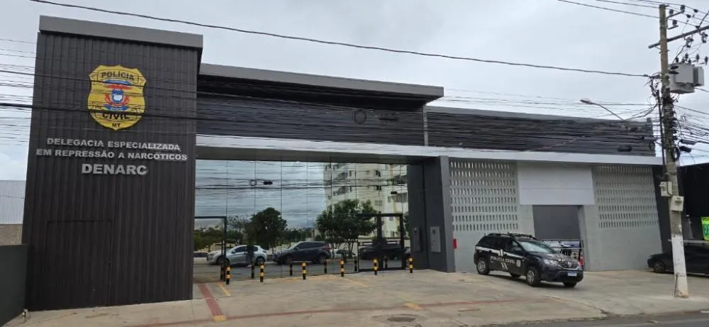 Polícia Civil cumpre 20 ordens judiciais contra grupo de traficantes que atuava em Cuiabá e no Distrito Federal Grupo atuava com a distribuição de diferentes tipos de entorpecentes, como variações de maconha e drogas sintéticas
