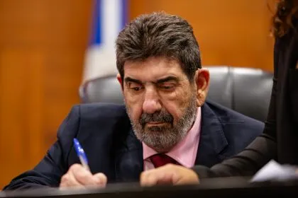 Dr. João propõe política estadual para combater racismo institucional na saúde Projeto cria diretrizes antirracistas no SUS, prevê formação obrigatória de profissionais e estabelece indicadores para monitorar equidade.