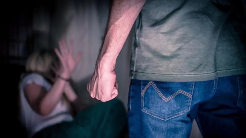 Jovem é mantida em cárcere privado, agredida e ameaçada pelo companheiro