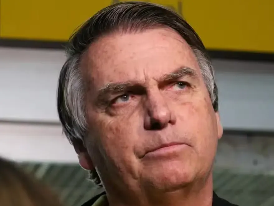 Bolsonaro passa por exames e é diagnosticado com broncopneumonia