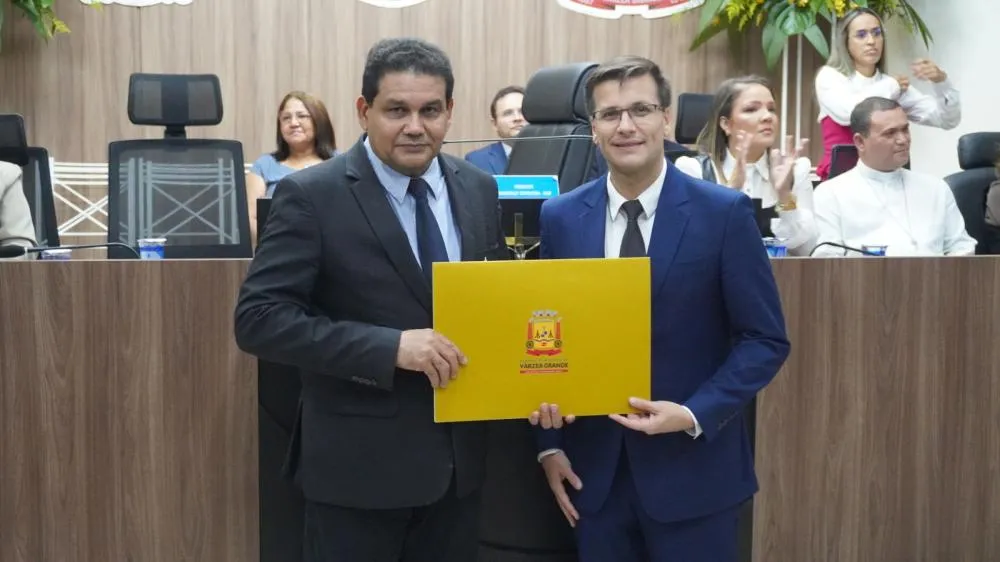 Sessão Solene de entrega de Títulos de Cidadão reúne autoridades e homenageados em VG