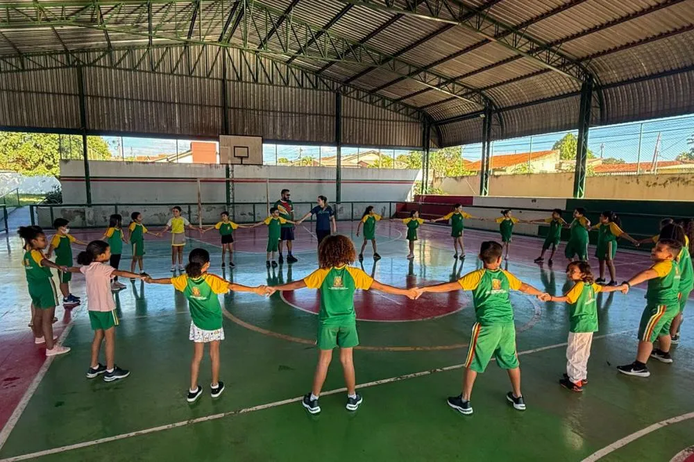 Alunos da EMEB Ângela Jardim Botelho aprendem fundamentos do handebol de forma lúdica