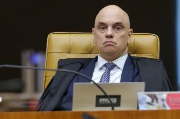 Moraes suspende visitas de Flávio a Bolsonaro na prisão domiciliar