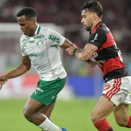 Paquetá e Arias em ação no jogo entre Flamengo e Palmeiras, pelo Brasileirão Imagem: Thiago Ribeiro/Thiago Ribeiro/AGIF