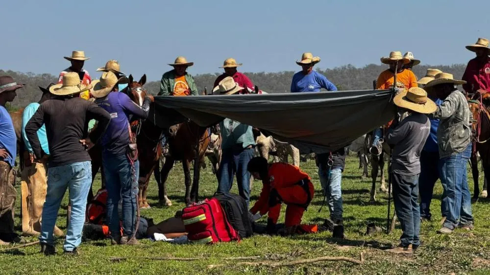 Homem é resgatado de helicóptero após cair de cavalo durante trabalho com gado
