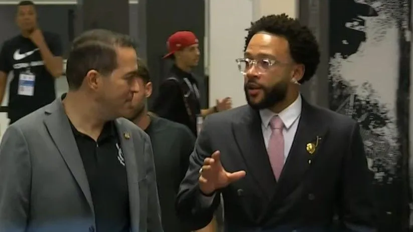 Memphis chega ao estádio ao lado de Marcelo Paz • Reprodução: Youtube / CazéTV