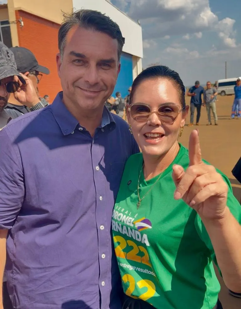 Em passagem por MT, Flávio Bolsonaro reforça apoio à reeleição de Coronel Fernanda