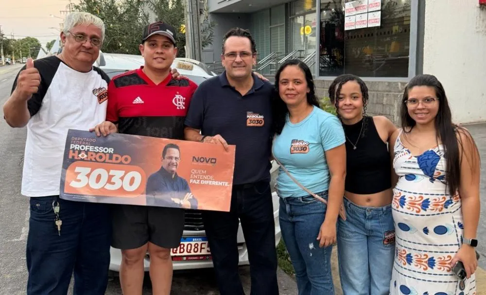 Professor Haroldo mobiliza centenas de veículos em adesivaço em Cuiabá (MT)
