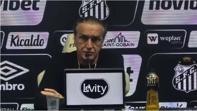 Cuca em entrevista coletiva na Vila Belmiro após eliminação do Santos — Foto: José Edgar de Matos