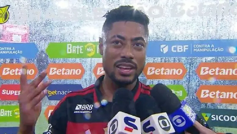 Flamengo vence Corinthians no fim e retoma ponta do Brasileirão