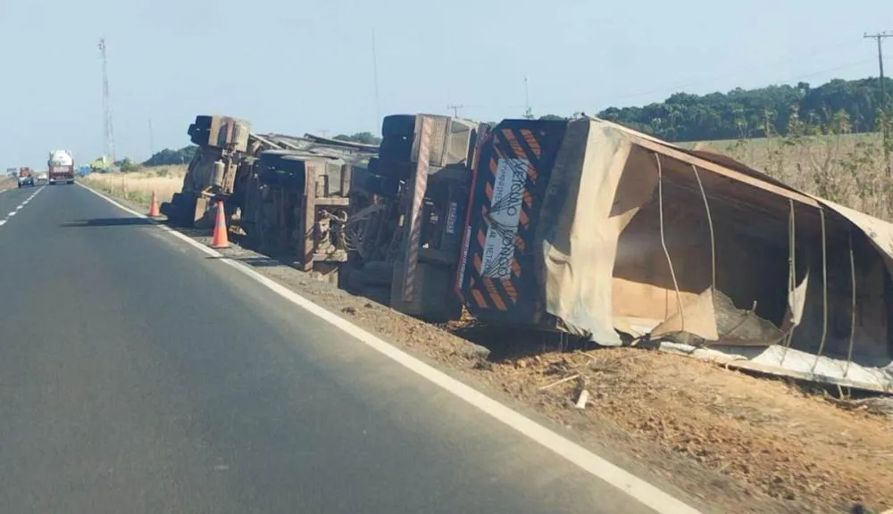 Duas carretas tombam no mesmo trecho da BR-163 em menos de 9 horas; sem feridos