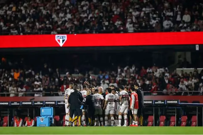 Bastidores: atrasos e promessas não cumpridas aumentam tensão entre elenco e diretoria do São Paulo