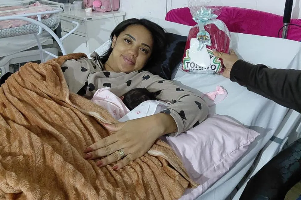 Jovens levam carinho e kits de maternidade a mães e crianças internadas em Várzea Grande