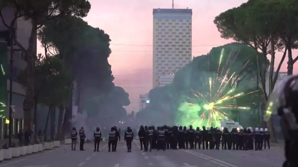 Milhares protestam na Albânia e exigem renúncia do primeiro-ministro