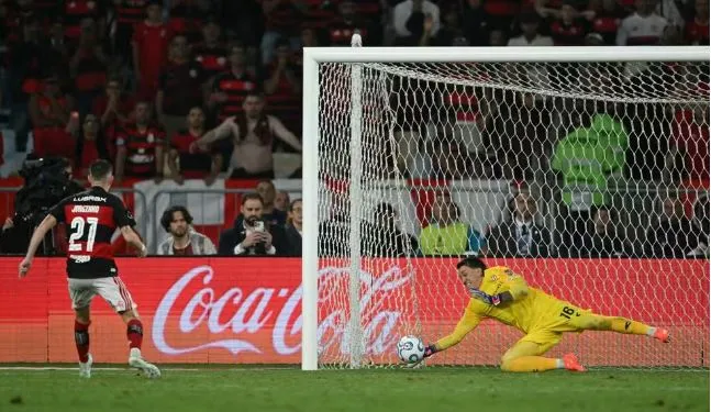 Muslera defende três pênaltis em Flamengo x Estudiantes — Foto: MAURO PIMENTEL / AFP