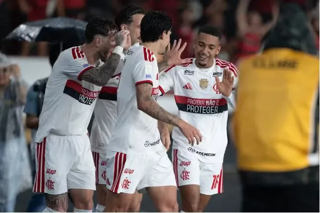 Flamengo comemora um dos gols contra o Vasco no Nilton Santos — Foto: Jorge Rodrigues/AGIF