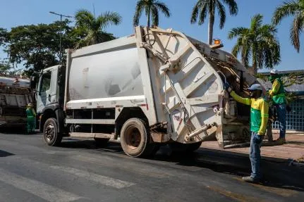 Servidores da Limpurb assumem coleta de lixo em Cuiabá após paralisação dos garis