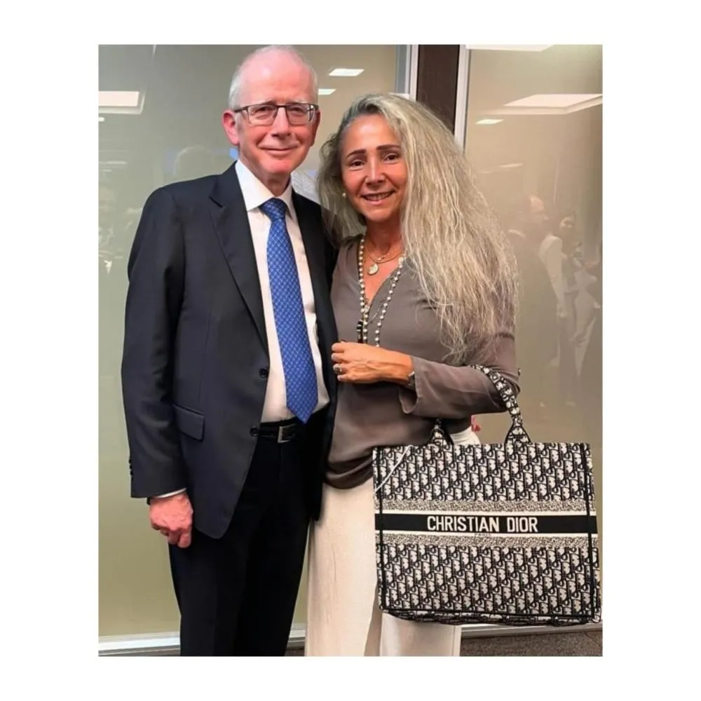 Claudia Cataldi , carioca, jornalista, advogada, escritora, imortaliiiiiíssima em várias Academias de Letras Brasil e mundo afora: