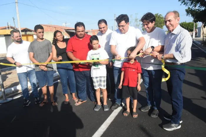 Rafael Fonteles inaugura asfaltamento de 13 ruas em Parnaíba onde foram investidos mais de R$ 5 milhões A obra compreende mais de 55 mil m² de asfalto em 17 trechos de vias do Conjunto Simplício Dias.