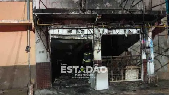 Loja de estofados é tomada pelas chamas em Várzea Grande